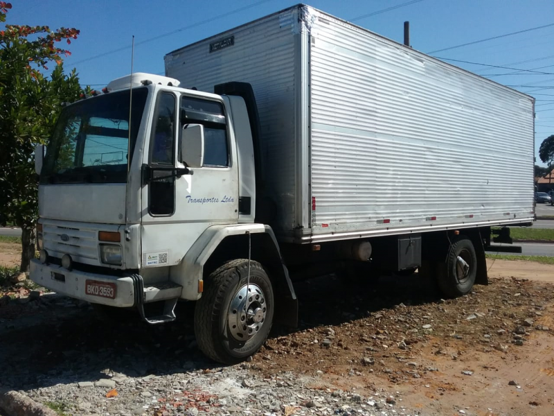 caminhão baú transporte frete e carreto de mudanças sjc