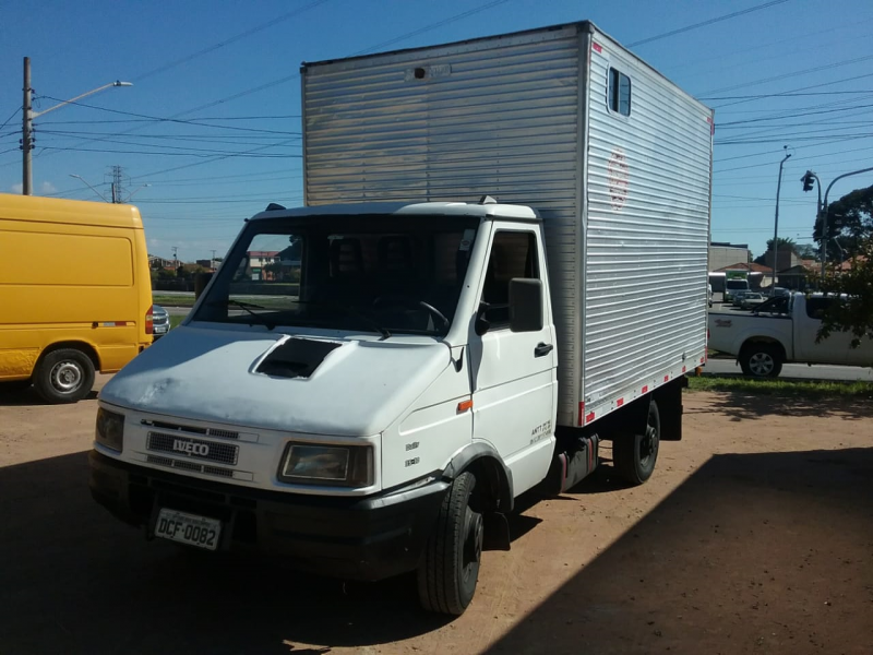 caminhão baú transporte de mudanças 1sjc