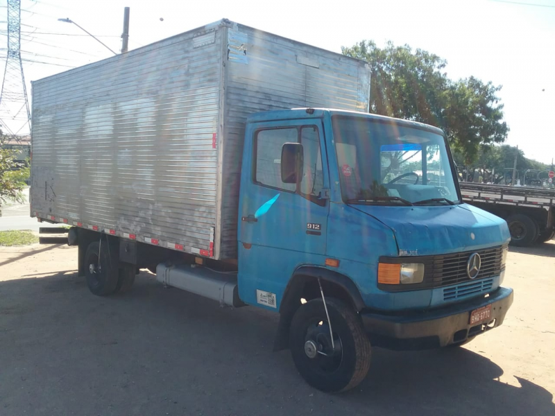 caminhão bau transporte de cargas e mudanças sjc